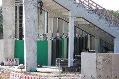 Das LVM-Preußenstadion Ende Juni 2026. Die Malerarbeiten laufen bereits - zunächst erhalten die Kioske ihren grünen Anstrich.