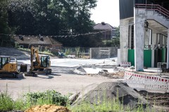Das LVM-Preußenstadion Ende Juni 2026. Hinter der Ost ist deutlich zu erkennen, wie der Vorplatz gepflastert wird.