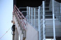 Das LVM-Preußenstadion Ende Juni 2026. Der äußerste Block der Ost wird mit Zäunen gesichert.