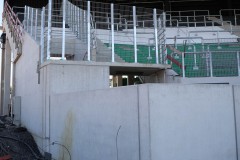 Das LVM-Preußenstadion Ende Juni 2026. Der äußerste Block der Ost wird mit Zäunen gesichert.