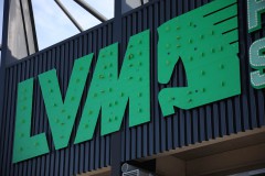 Das LVM-Preußenstadion Ende September 2026. Man sieht, wie die indirekte Beleuchtung installiert wird. 