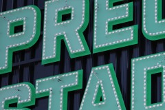 Das LVM-Preußenstadion Ende September 2026. Man sieht, wie die indirekte Beleuchtung installiert wird.