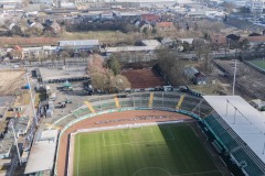 Blick von oben: Links Geschäftsstelle und Haupteingang, rechts der Kunstrasenplatz und links daneben die Fläche für einen weiteren Parkplatz.