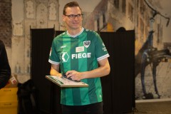 23. Oktober 2025: Das erste Treffen der Fanclubs des SC Preußen Münster. Der Fanclub "Zeugen Scherders" erhielt seine Urkunde - und viel Applaus. 23. Oktober 2025: Das erste Treffen der Fanclubs des SC Preußen Münster. Der Fanclub "Zeugen Scherders" erhielt seine Urkunde - und viel Applaus.