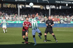 Preußen Münster - 1. FC Nürnberg 0:1. David Kinsombi hat den Ball im Blick.