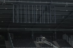 Dezember 2025: Blick auf Westtribüne mit den Vorbereitungen für die Anzeigetafel.