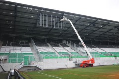 Dezember 2025: Blick auf Westtribüne mit den Vorbereitungen für die Anzeigetafel.