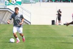 Testspiel-Doppelpack gegen den FC Southampton. Louis Kolbe am Ball.
