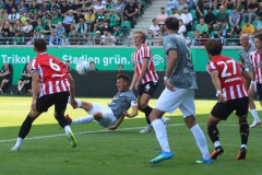 Testspiel-Doppelpack gegen den FC Southampton. Eckball: Niko Koulis kommt zu Fall.
