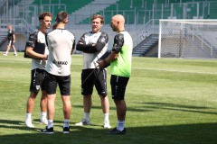Testspiel-Doppelpack gegen den FC Southampton.  Co-Trainer Maximilian Knauer, Trainer Thomas Wörle und Co-Tainer Janis Hohenhövel (v.l.). Rechts Athletik-Coach Tim Geidies.