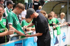 Testspiel Eintracht Rheine - Preußen Münster.  Simon Scherder gibt Autogramme.