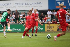 Testspiel Eintracht Rheine - Preußen Münster. Marvin Schulz (der Jüngere) zieht ab.