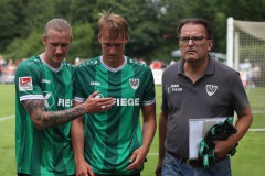Testspiel in Kinderhaus: Oscar Vilhelmsson muss verletzt runter, Aufmunterung kommt von Marvin Schulz. Rechts Teamchef Harald Menzel.