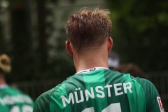 Blutige Haare mit Klammern:  Oscar Vilhelmsson.