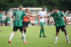 Testspiel in Kinderhaus: Lars Lokotsch dankt nach seinem Tor Till Hausotter (U23).