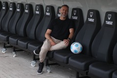 Alexander Ende nimmt schon einmal Platz auf der Bank.