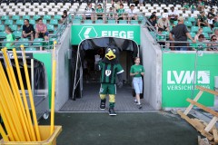 Trainingsauftakt am 28. Juni 2026. Gute Laune am Spielfeldrand.
