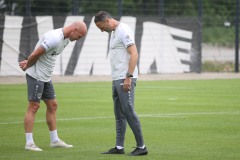 Trainingsauftakt beim SC Preußen Münster am 23. Juni 2025. Torwarttrainer André Poggenborg mit Alexander Ende.