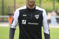 Trainingsauftakt beim SC Preußen Münster am 23. Juni 2025. Torge Paetow hat den Ball im... Blick.