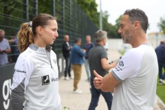 Trainingsauftakt beim SC Preußen Münster am 23. Juni 2025. Alexander Ende mit Physio Kira Loose.