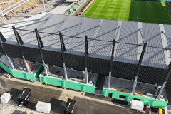 Die Westtribüne mit dem ersten Anstrich.