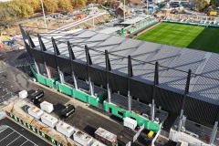 Die Westtribüne mit dem ersten Anstrich.