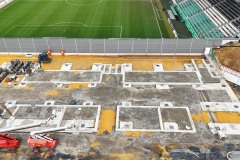 Zur Haupttribüne hin sind die Fundamente abgeschlossen.
