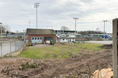 Zum Abriss freigegeben: Die alte Lager- und Werkstatthalle hinter der Gegengerade. Auch der FANport dahinter muss bald umziehen.