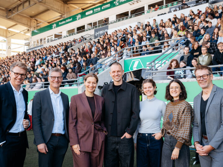 Universität heißt „Erstis“ im Preußenstadion willkommen