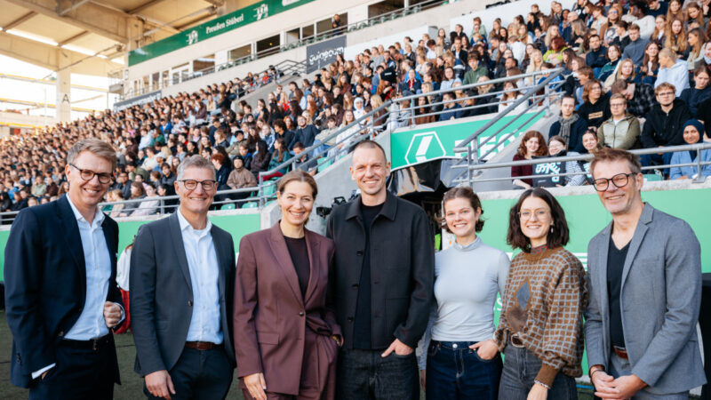 Mit zahlreichen Partnern begrüßten Rektorin Prof. Dr. Susanne Menzel-Riedl (3.v.l.), Oberbürgermeister Tilman Fuchs (2.v.l.) und Ole Kittner (M.) vom SC Preußen Münster rund 4000 Erstsemester auf den Tribünen. ©Foto: Uni MS – Christoph Steinweg