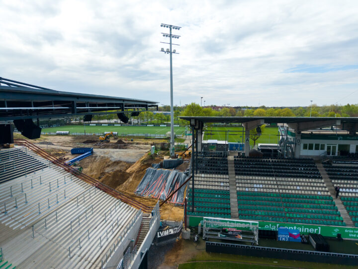 Erster Flutlichtmast im Preußenstadion verschwindet