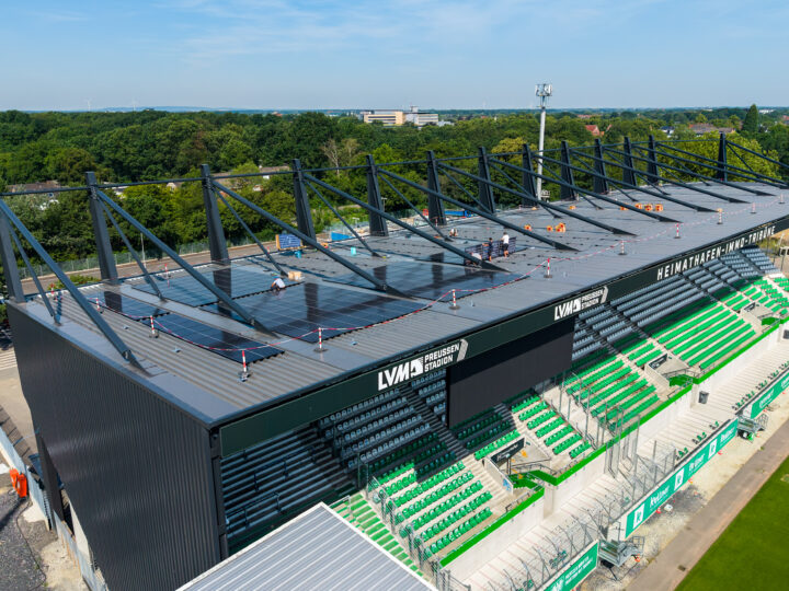 Installation der Photovoltaik-Anlage im Preußenstadion