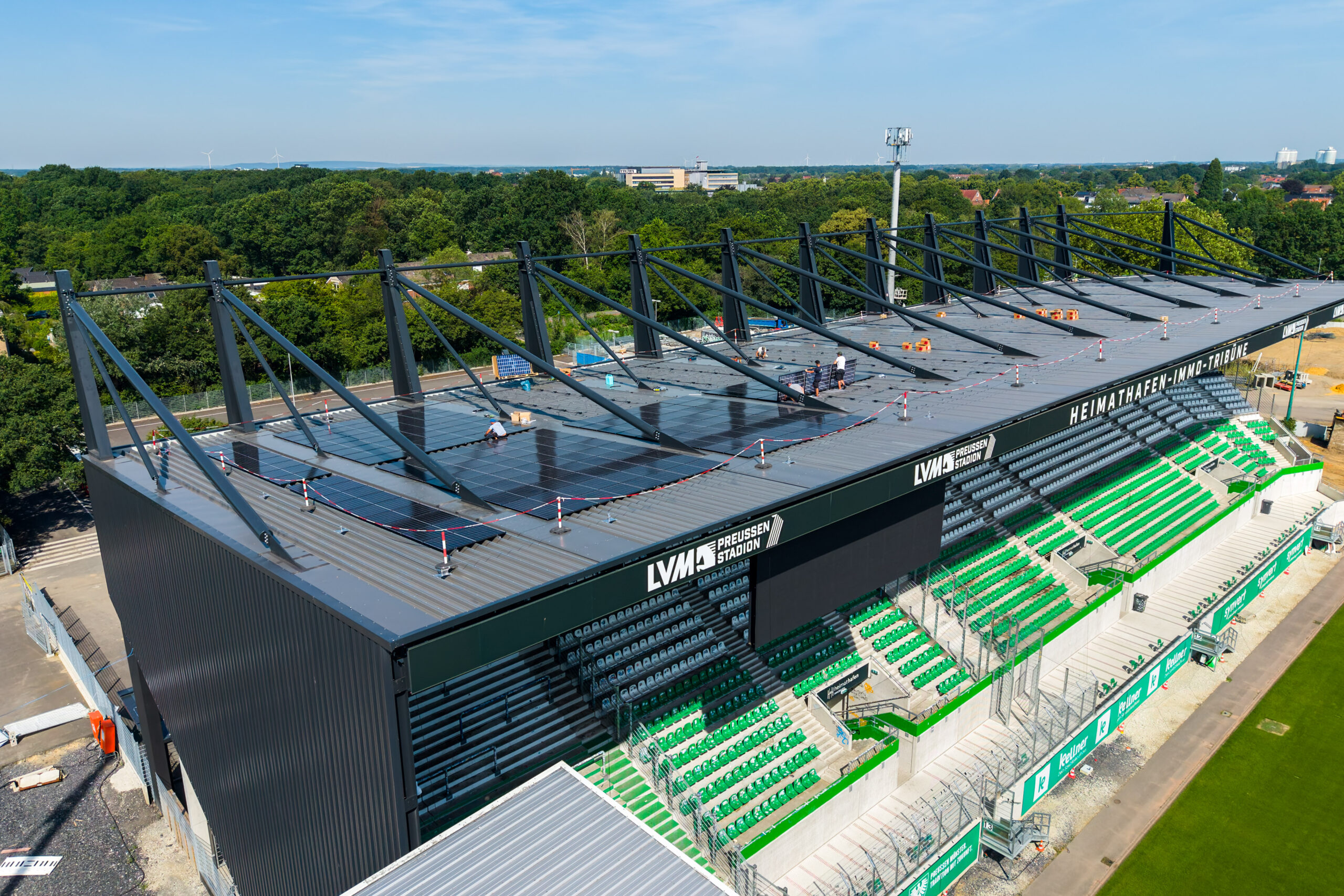 Installation der Photovoltaik-Anlage im Preußenstadion