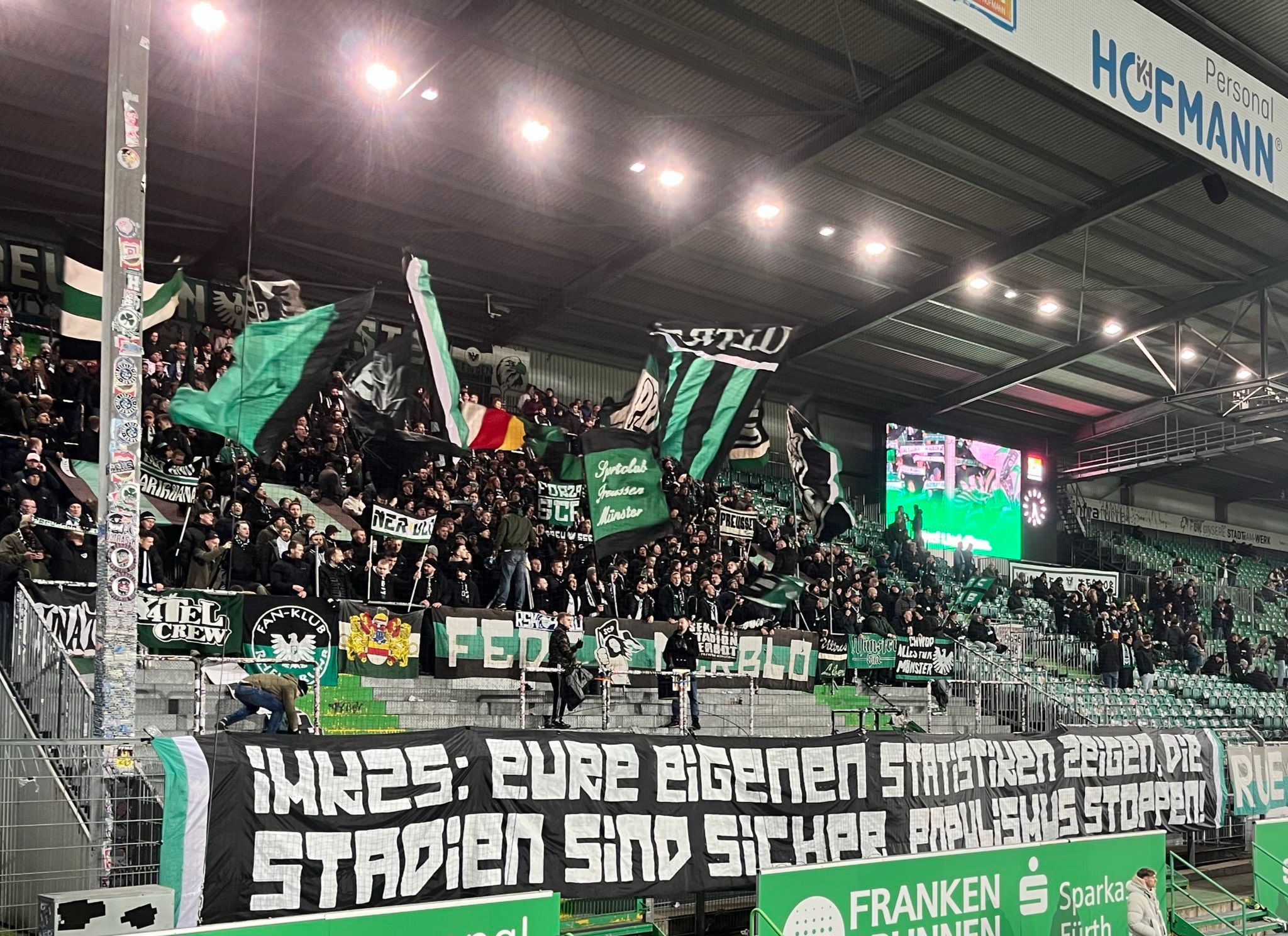 Der überwachte Fußball droht