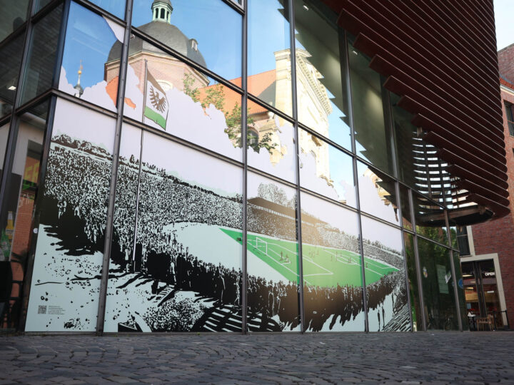 In Münsteraner Schaufenstern werden 100 Jahre Preußenstadion gefeiert