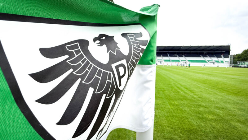 Eckfahne mit Westtribüne im Hintergrund.