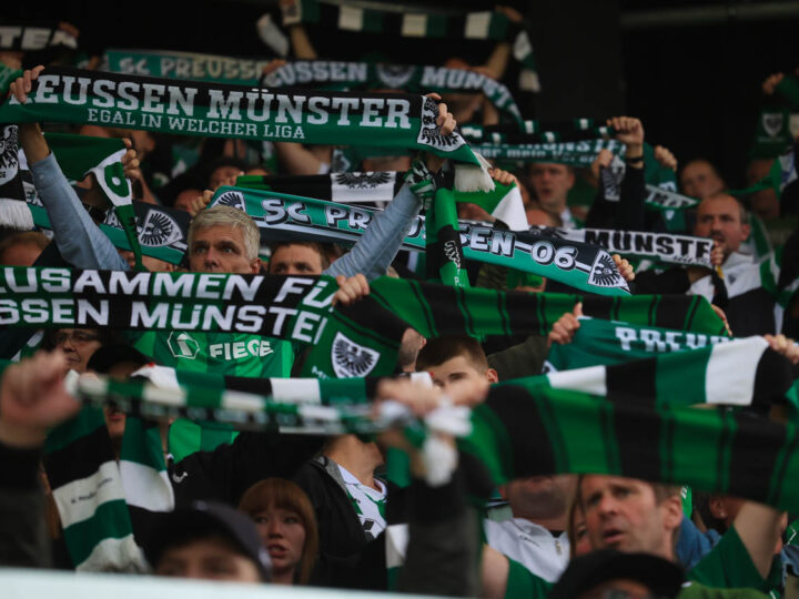 Schwarz-weiß-grüner Flutlichtabend in Münster