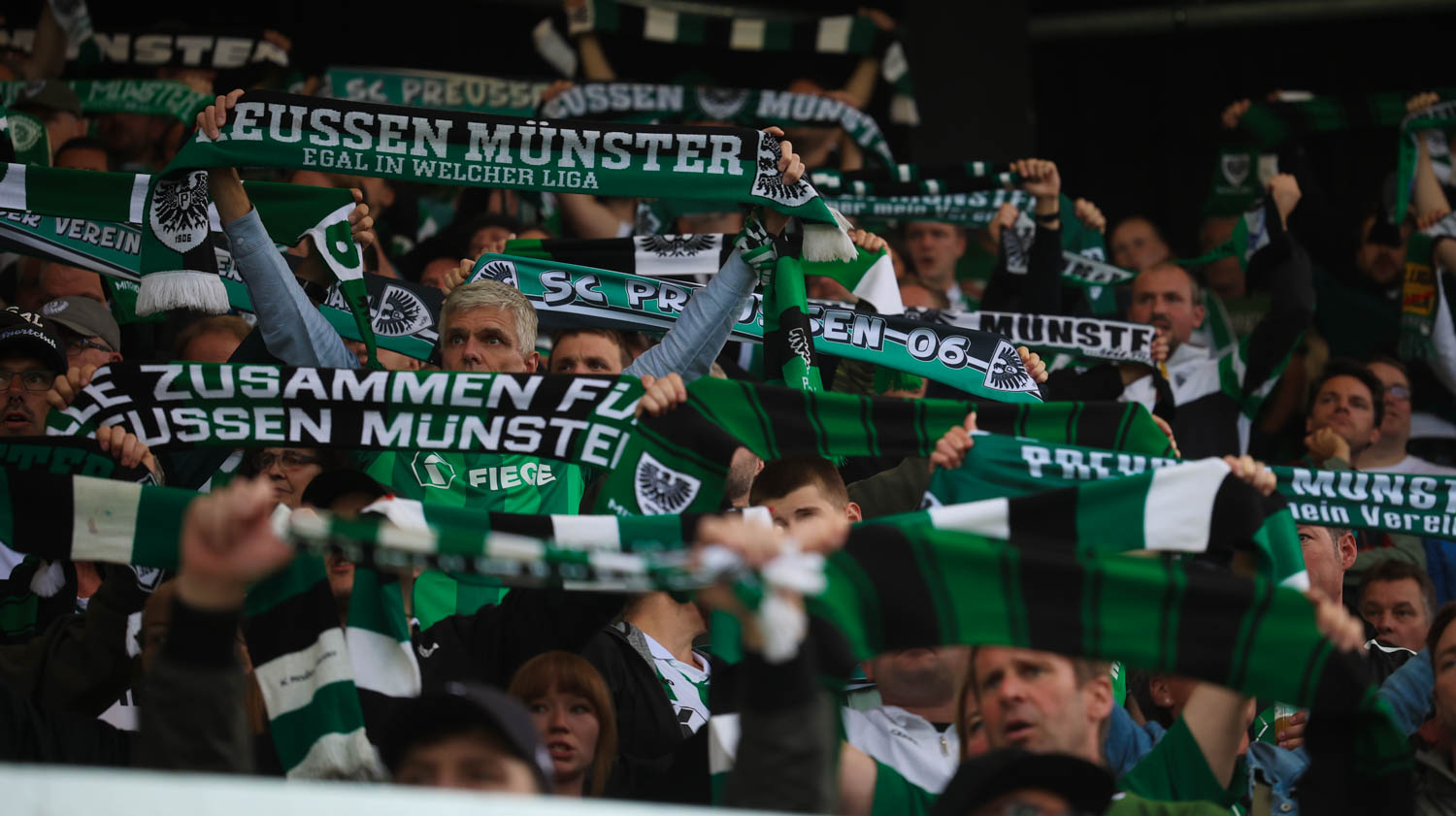 Schwarz-weiß-grüner Flutlichtabend in Münster