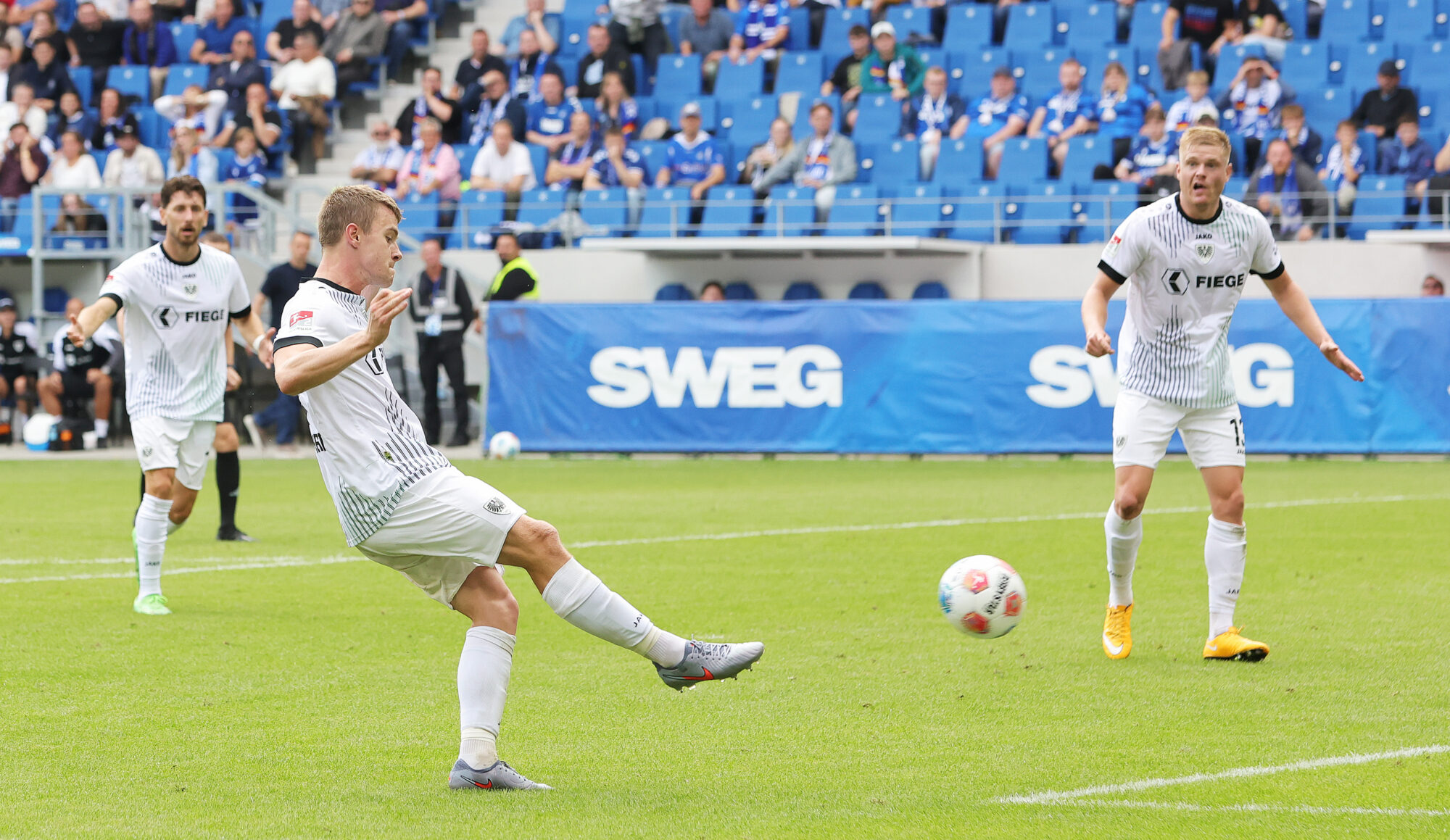 Jano ter Horst hatte hier die große Chance zum Ausgleich in der Nachspielzeit. Foto: firo Sportfoto.