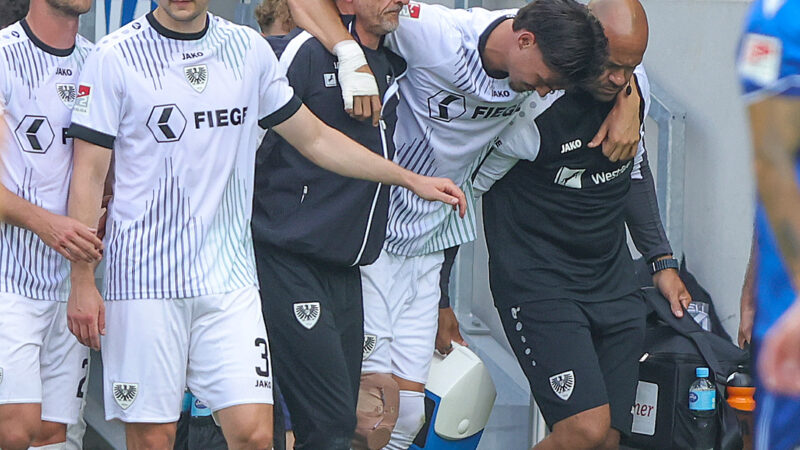 Antonio Tikvic muss nach einem groben Foulspiel verletzt vom Feld. Foto: firo sportphoto