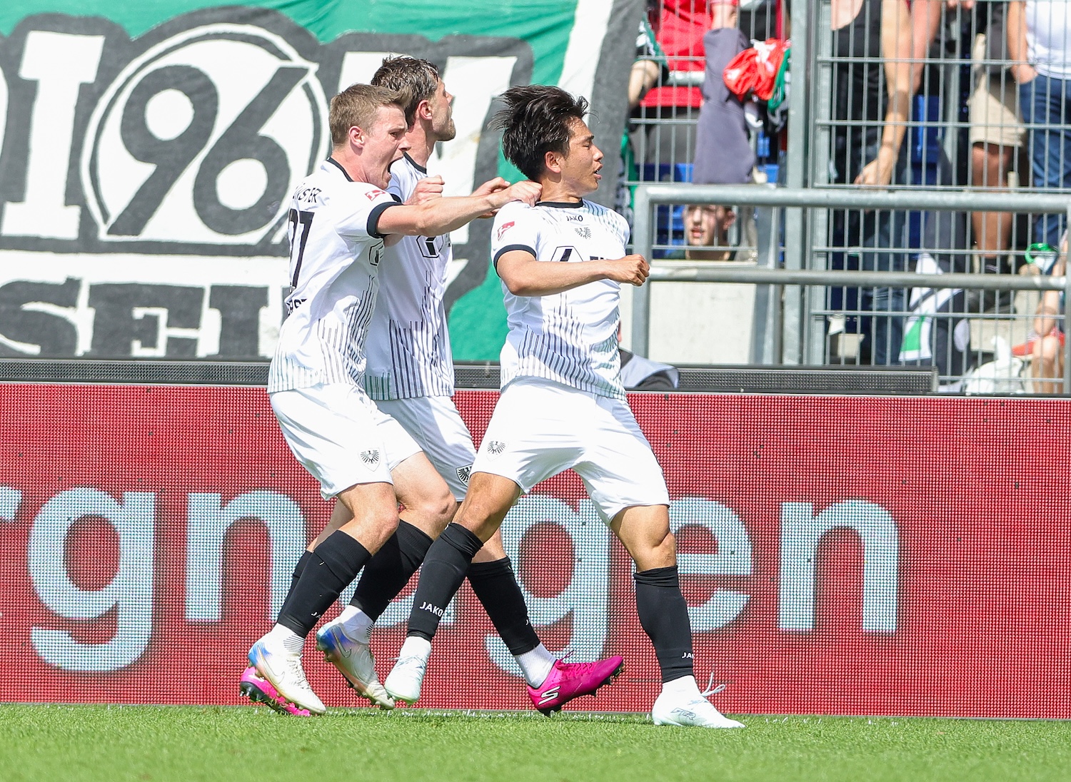 Hannover 96 - SCP: Jubel nach dem 2:0 durch Shin Yamada. Foto: firo sportphoto
