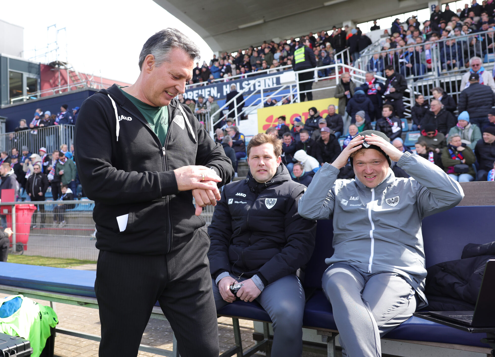 Von links Trainer Alois Schwartz, Jannis Hohenhövel, Kieran Schulze-Marmeling. Foto: firo sportphoto
