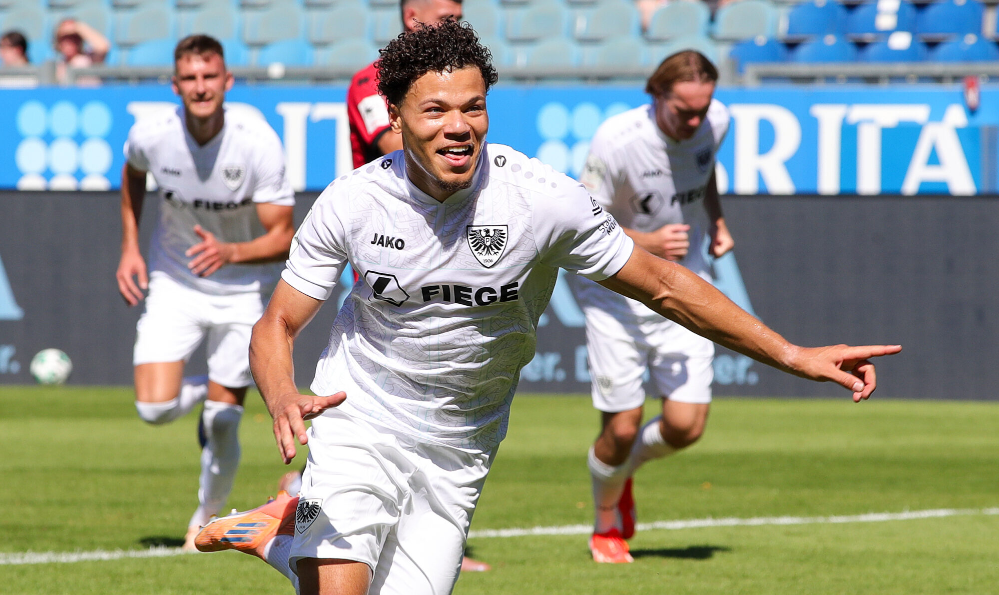 Montell Ndikom jubelt nach seinem Elfer-Tor zum 2:1. Foto: firo sportphoto