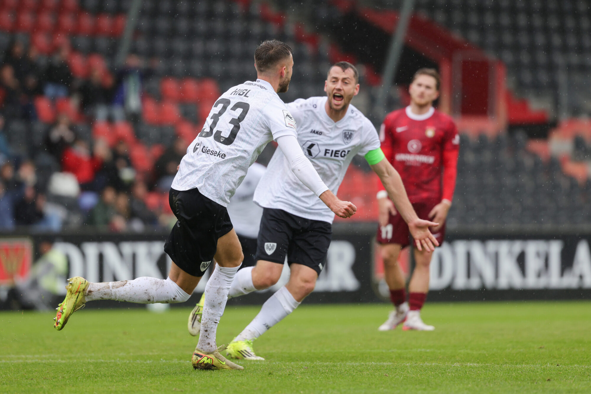 Felix Higl jubelt nach seinem 1:0. Hinten kommt Torge Paetow an. Foto: firo sportphoto