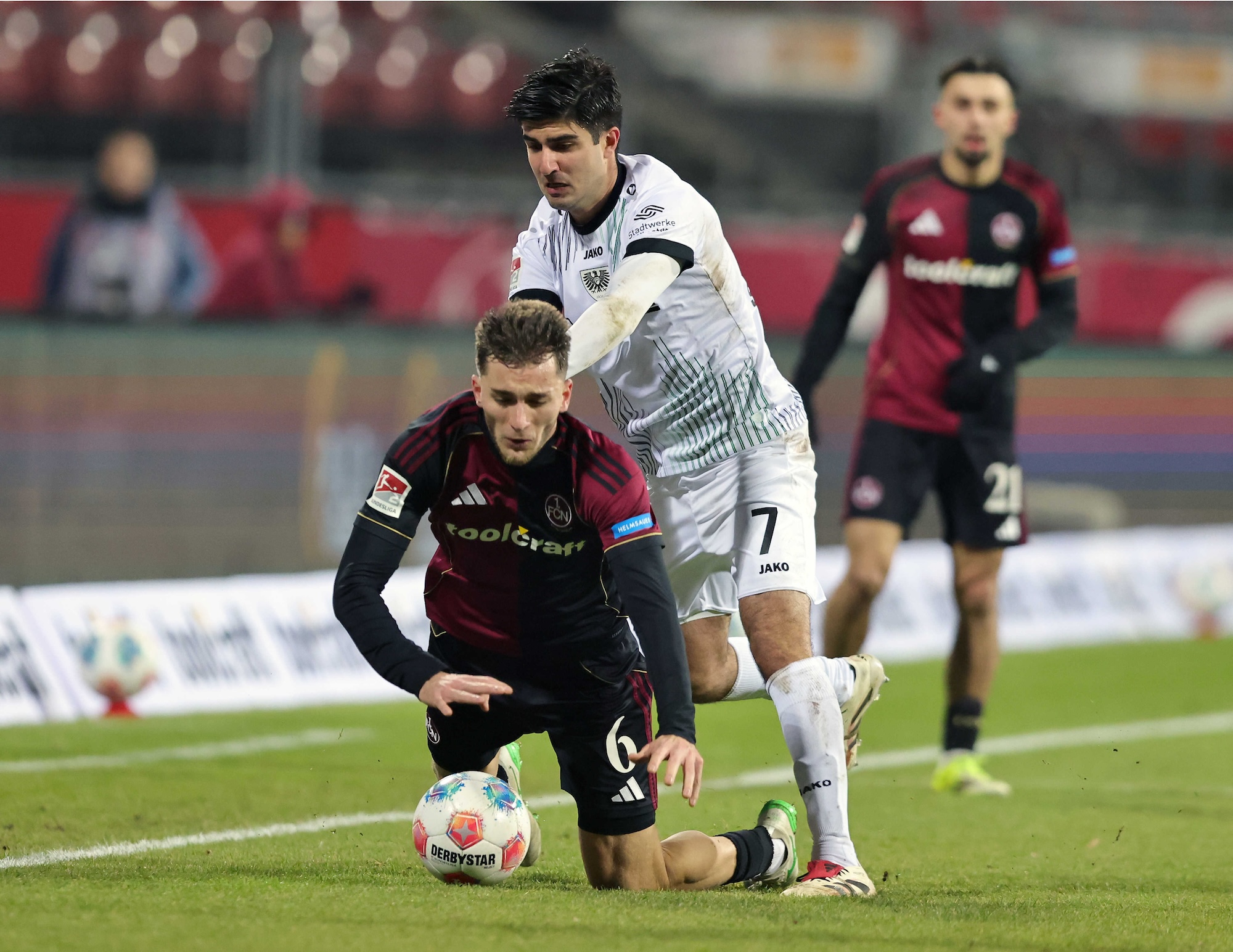 Nürnbergs Adam Markhiev gegen Zidan Sertdemir. Foto: firo Sportphoto