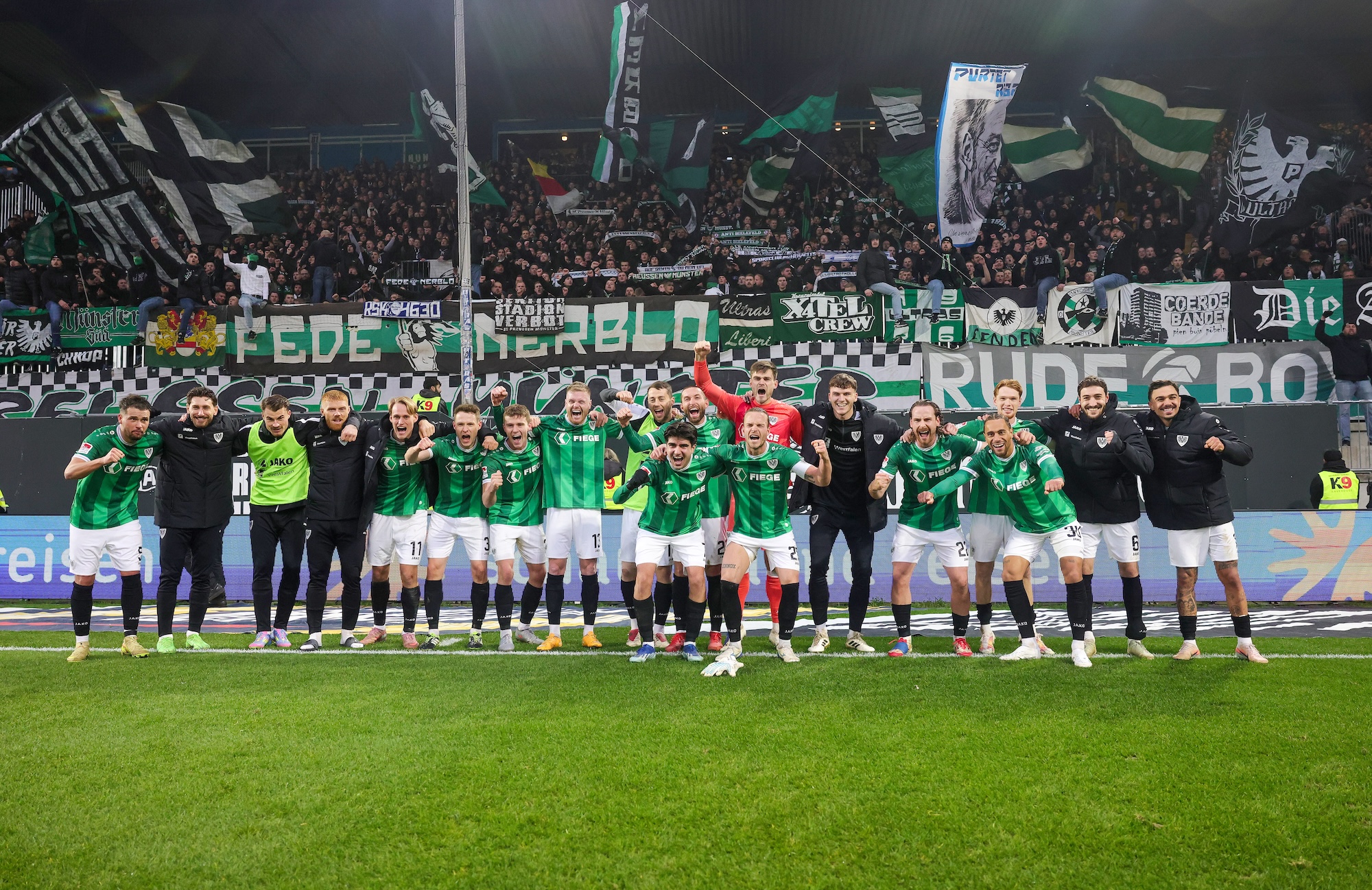 Derbysieger! Foto: firo sportphoto: