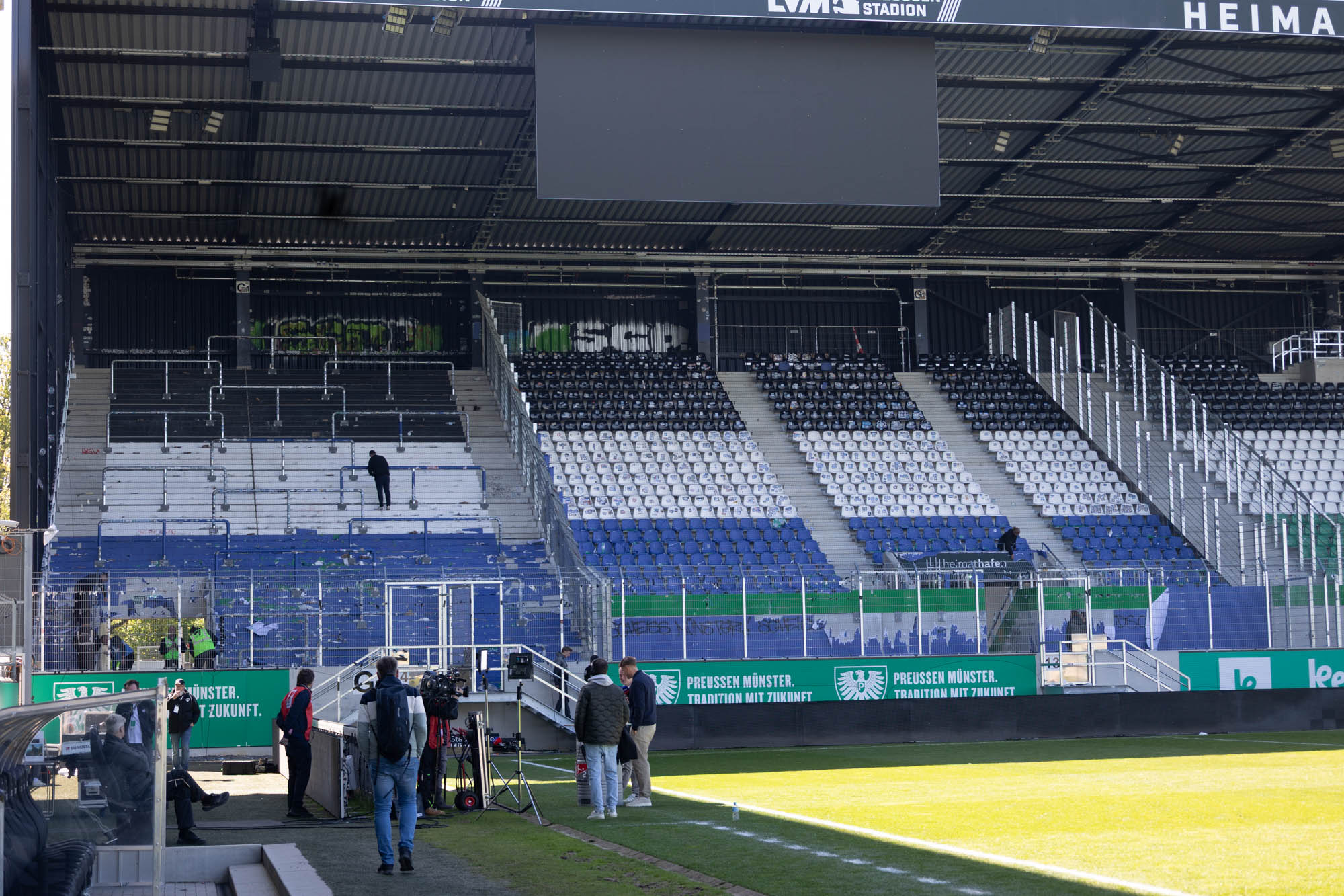 Arminia-Fans hinterlassen Gästeblock in schwarz-weiß-blau
