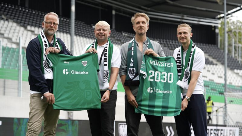 Auf dem Foto von links nach rechts_ Volker Böckmann (Geschäftsführer Gieseke), Philipp Deipenbrock (Geschäftsführer Marketing & Vertrieb SCP), Mark Gieseke (Geschäftsführer Gieseke) und Jan Gerbe (Sportfive). Foto: SC Preußen Münster