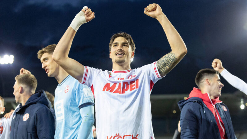 Antonio Tikvic jubelt nach dem 1:1 zwischen Tirol und dem Grazer AK, das dem GAK den Klassenerhalt in der ersten österreichischen Liga sicherte. Foto: IMAGO/Michael Kristen