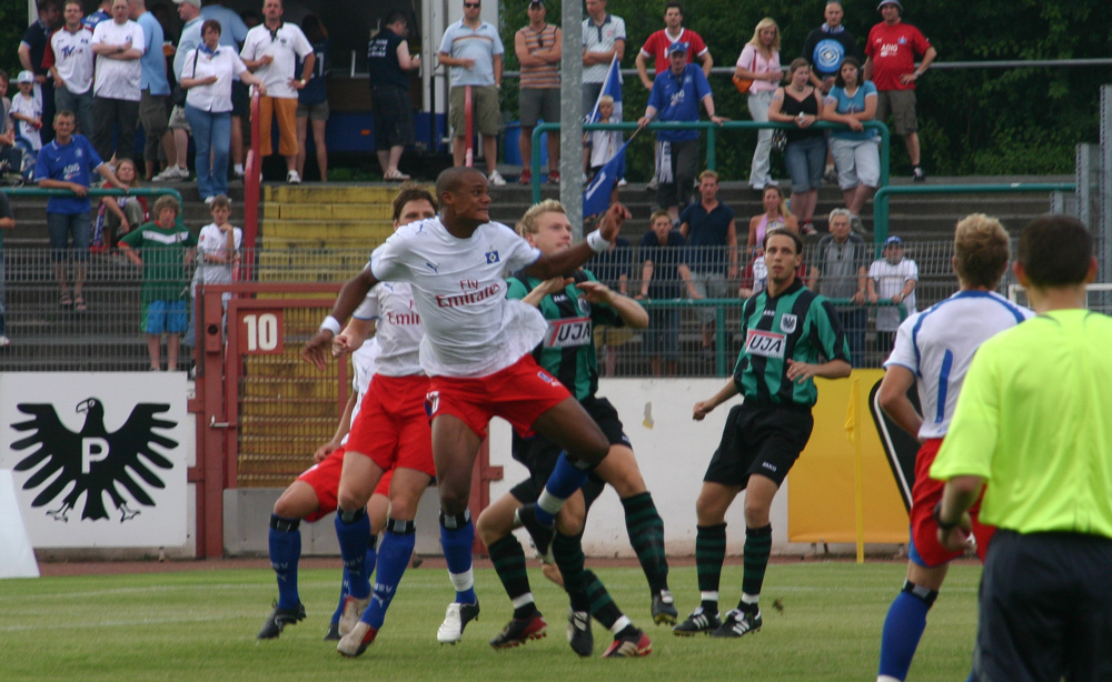 Als Bayern-Trainer Vincent Kompany in Münster auflief